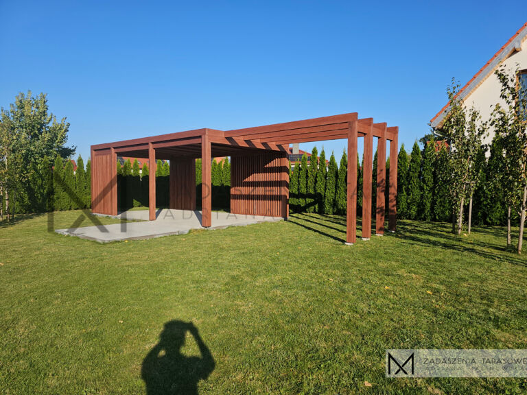 altana z pergolą w ogrodzie