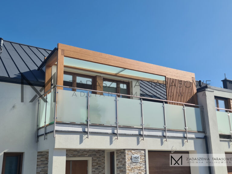 drewniane zadaszenie na balkonie