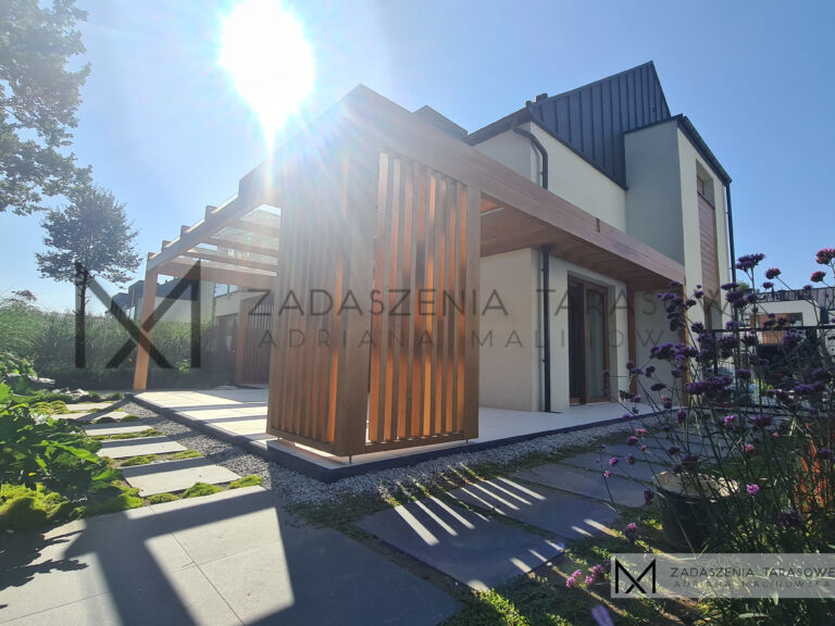 lamele w zadaszeniu z drewutnią