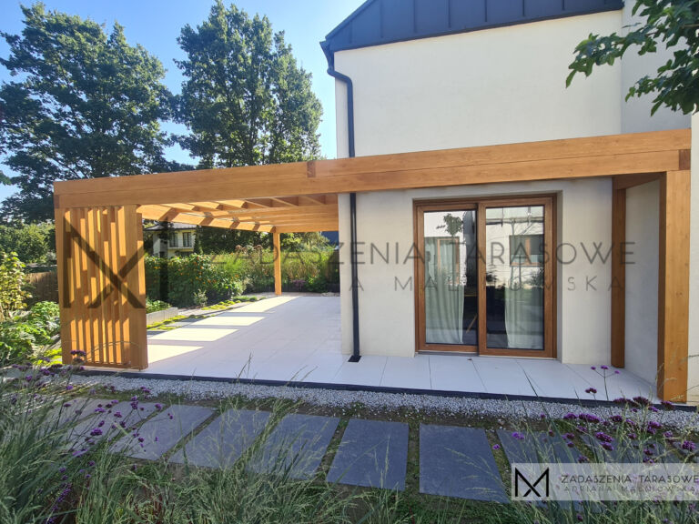 narożny taras z drewutnią