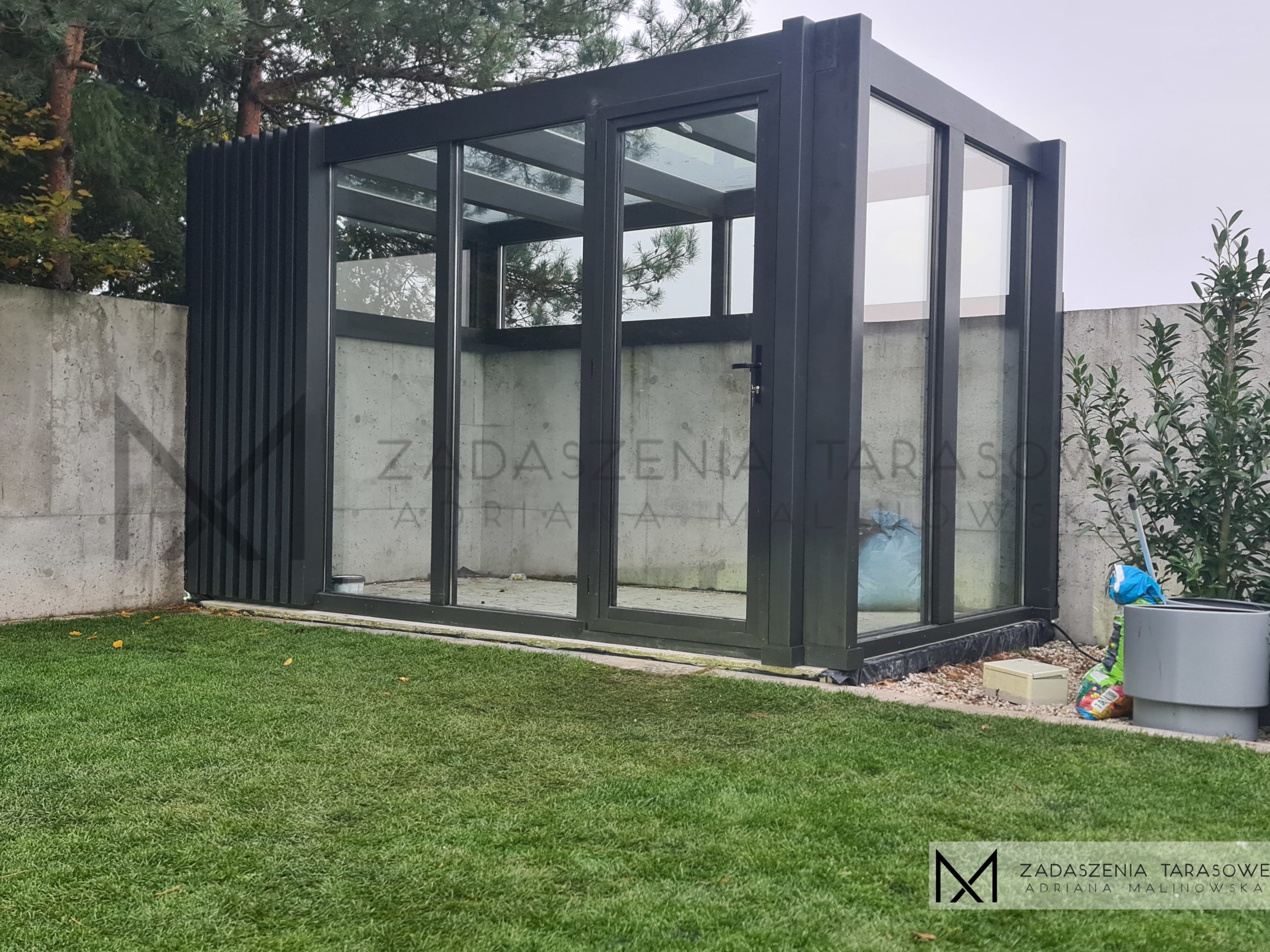 nowoczesna szklarnia całoroczna