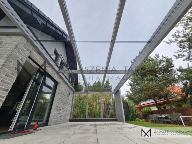 szkło grafitowe w dachu