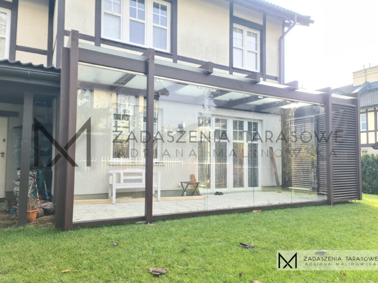 taras ze szkłem i żaluzjami