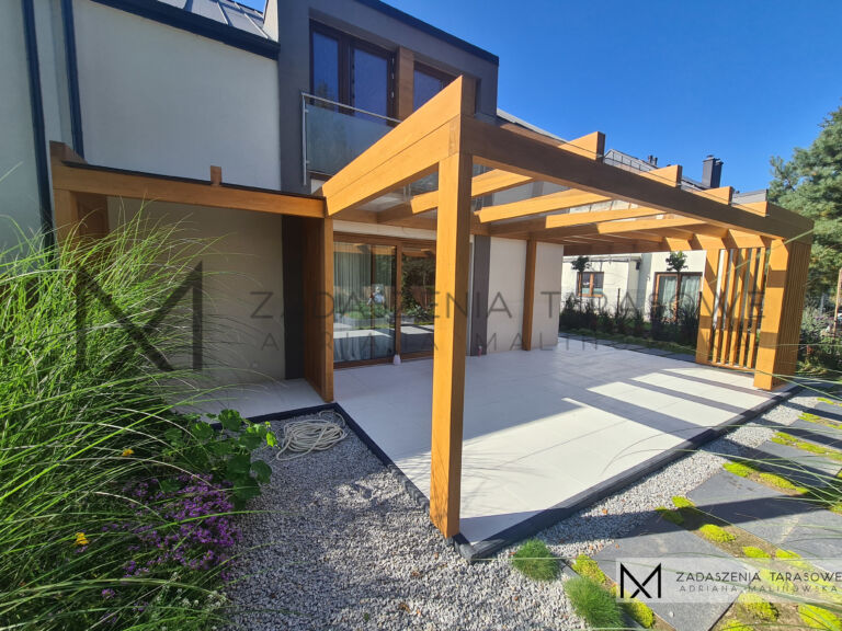 tarasowe zadaszenie z drewutnią