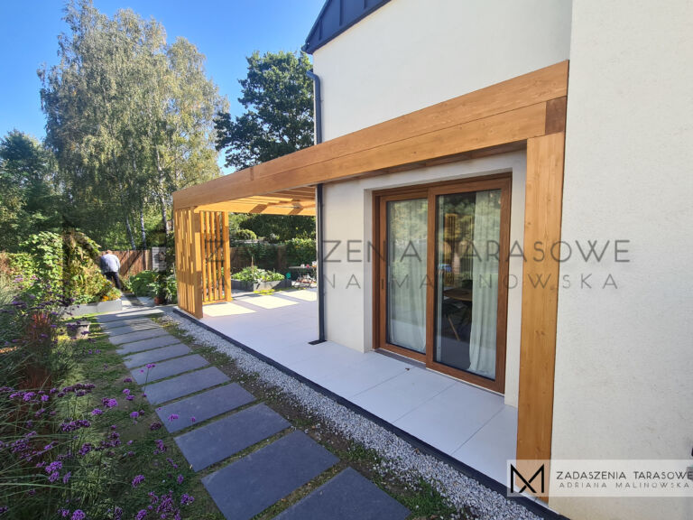 zadaszeie przy domu na tarasie