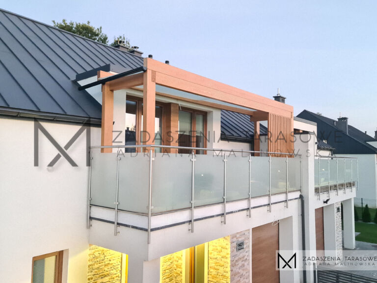 zadaszenie na małym balkonie