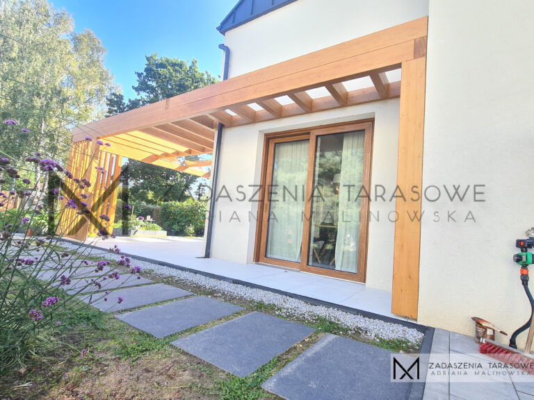 zadaszenie tarasu z drewutnią