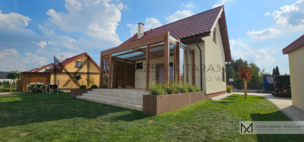 zadaszenie z żaluzją w ogrodzie